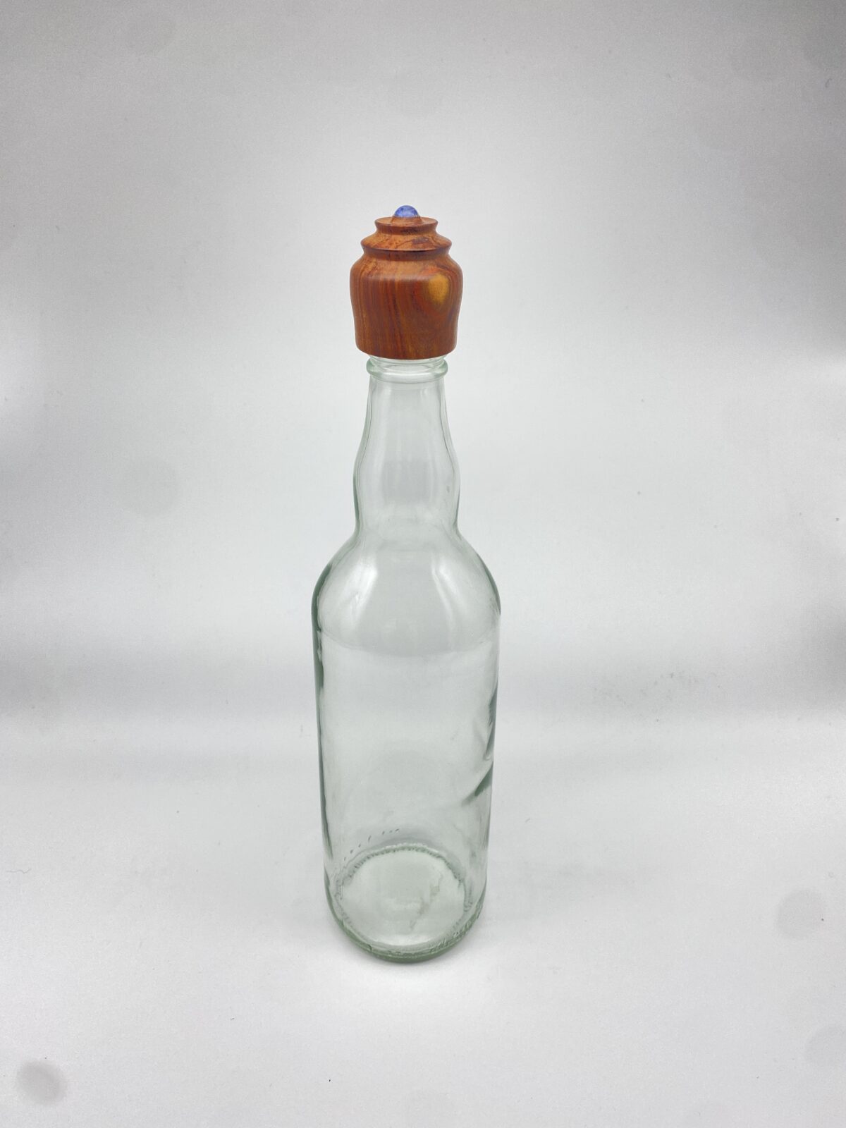 Trinkflasche mit Schraubverschluss aus Holz und gefassten Halbedelstein