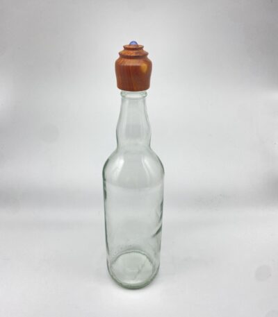 Trinkflasche mit Schraubverschluss aus Holz und gefassten Halbedelstein